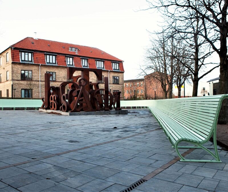 Bænk, Dan Turells Plads 8
