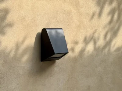 Moderne Außenwandleuchte an beiger Wand
