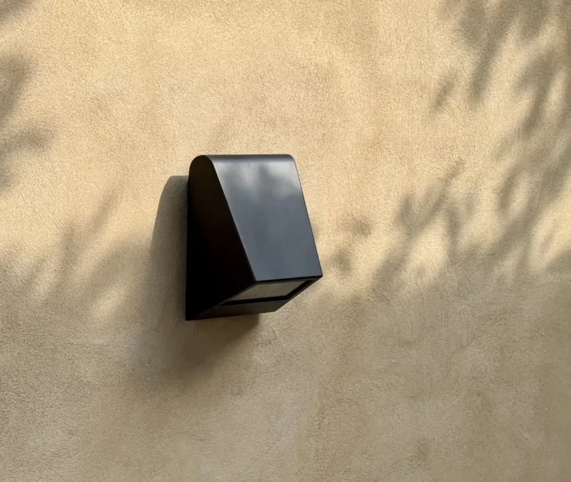 Moderne Außenwandleuchte an beiger Wand