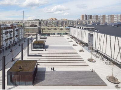 Moderne Stadtlandschaft mit Geschäften und Fußgängerzone