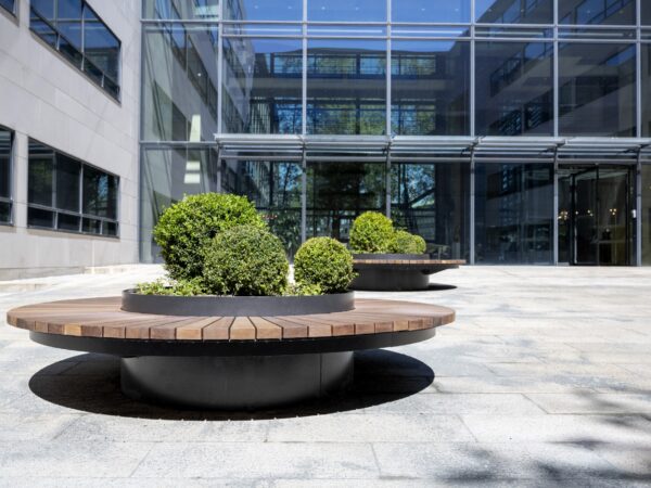 Platea Rundbank mit Blumenschale