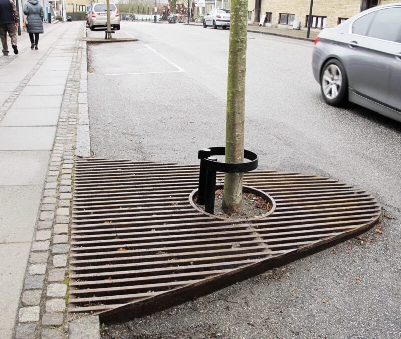 Gadetræ med beskyttelse og drænrist.