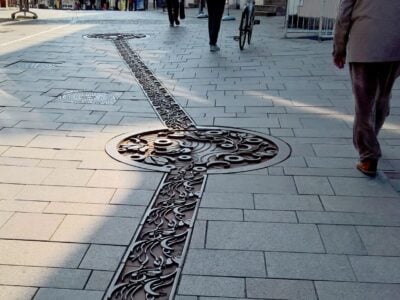 Gadevisning med mennesker og dekorative fliser.