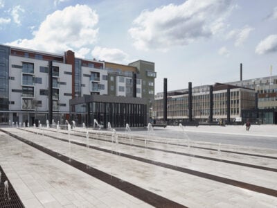 Moderne Gebäude an Ort und Stelle mit Springbrunnen.