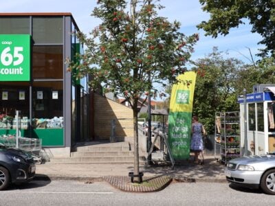 Coop 365 discount butik med kunder og trafik.