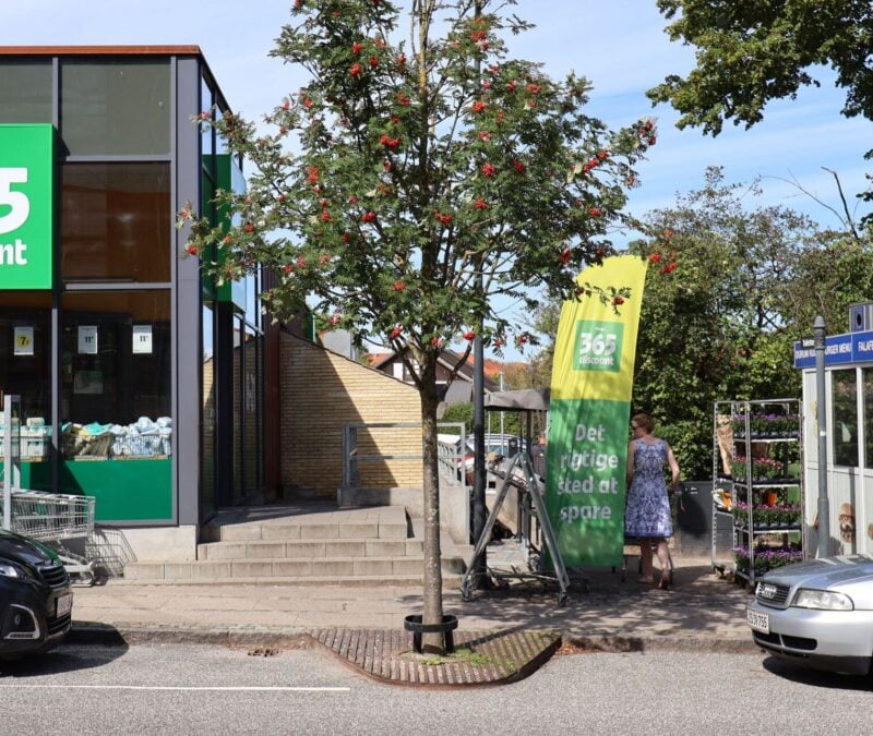 Coop 365 discount butik med kunder og trafik.