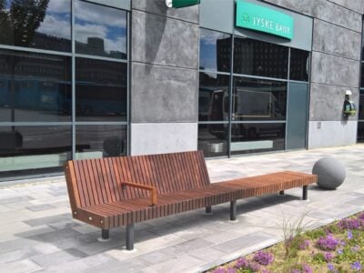 Bänk framför Jyske Bank i Köpenhamn