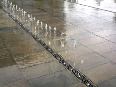 Vandfontæne på flisebelagt overflade