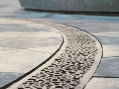 Kunstnerisk belægning med runde mønstre