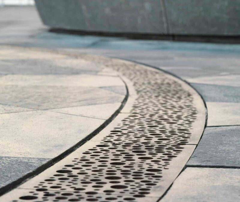 Kunstnerisk belægning med runde mønstre