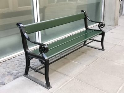 Grüne Bank in modernem Ambiente.