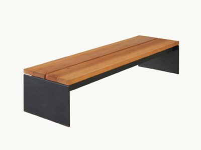 Bænk i træ og metallisk design