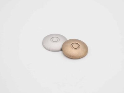 To farvede skiver i metalfinish