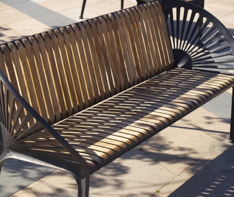 Moderne bænk med træ- og metaldesign