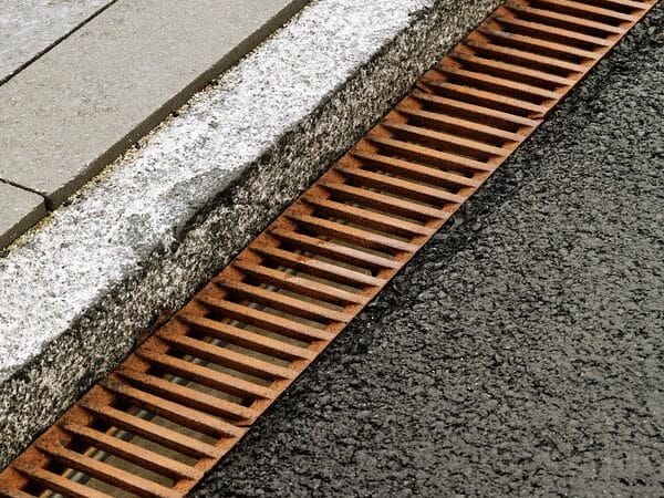 Gadesystem ved fortov og dræn