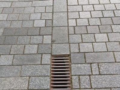 Gadebelægning med brøndrist