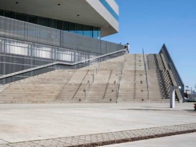 Moderne trap ved en bygning