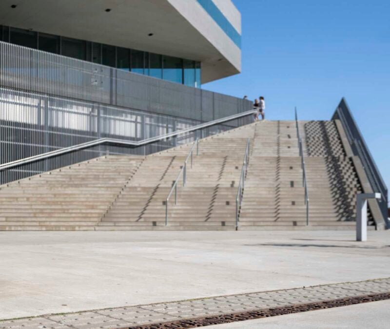 Moderne trap ved en bygning