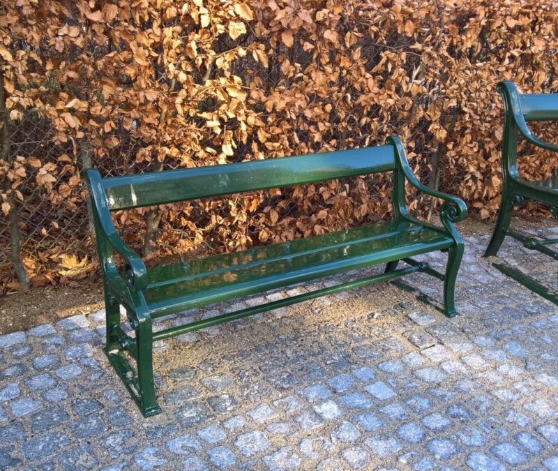 Bænke foran en mur af tørre blade