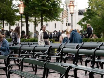 Bænke i en park med mennesker
