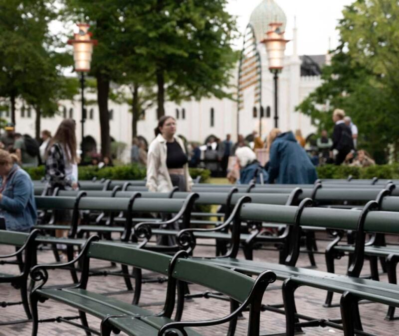 Bænke i en park med mennesker