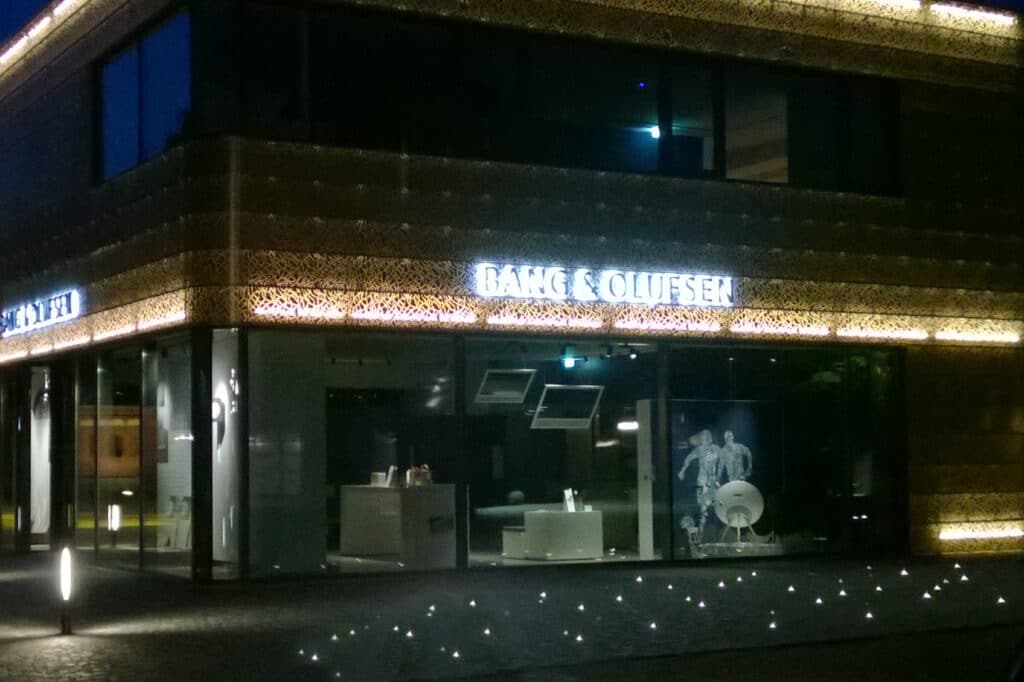 Bang & Olufsen butik oplyst om natten
