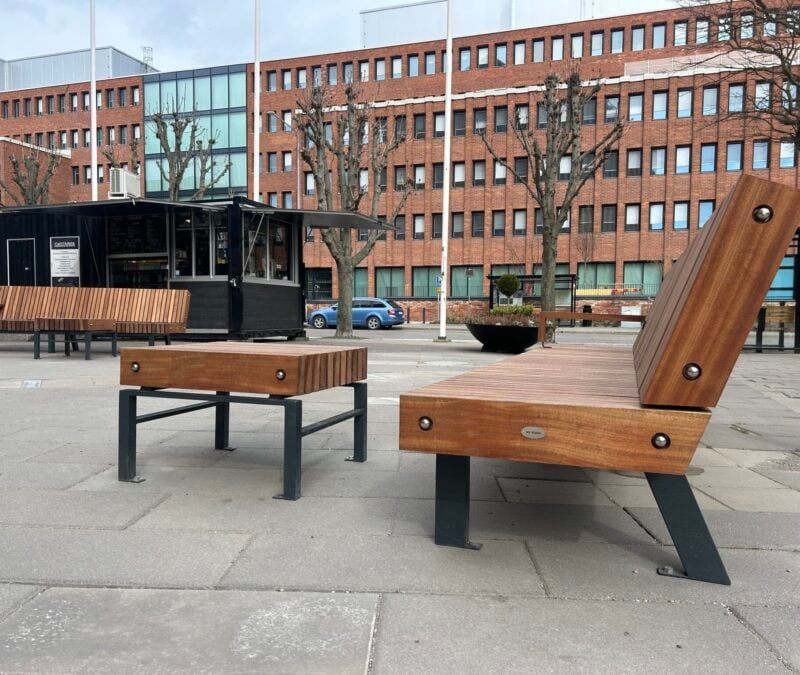 Bänke und ein Verkaufsstand in einem Stadtpark