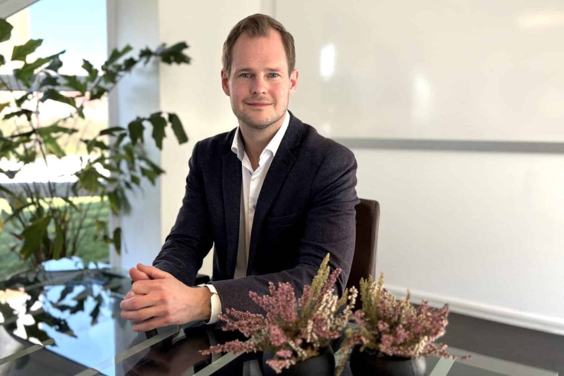 Mand i jakkesæt ved skrivebord på kontor